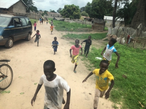 2019 Senegal: Kinderen rennen naar school voor een schrift
