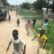 2019 Senegal: Kinderen rennen naar school voor een schrift
