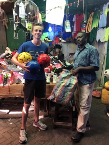 2019: Inkoop voetballen voor lokale school Senegal