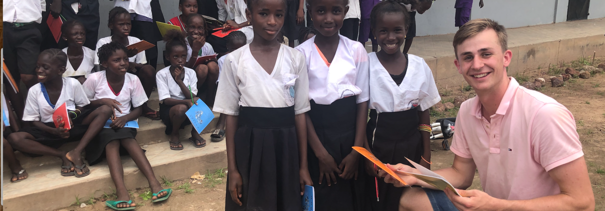 GAmbia uitdelen schoolspullen