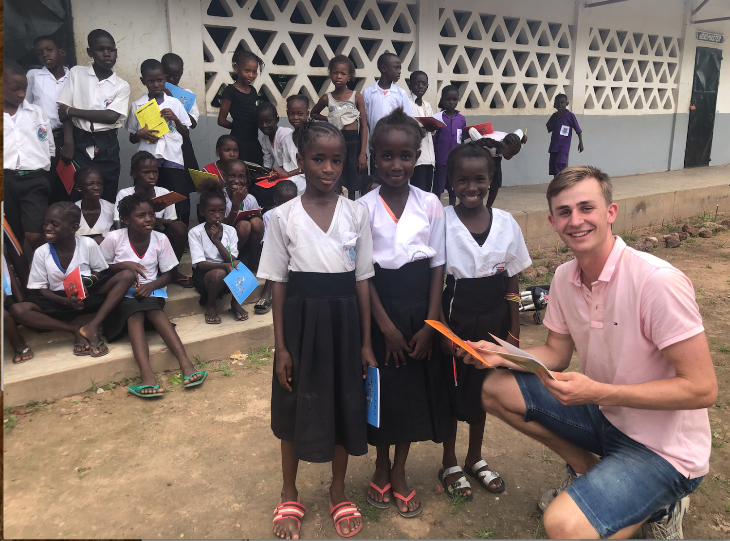 GAmbia uitdelen schoolspullen