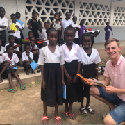 GAmbia uitdelen schoolspullen