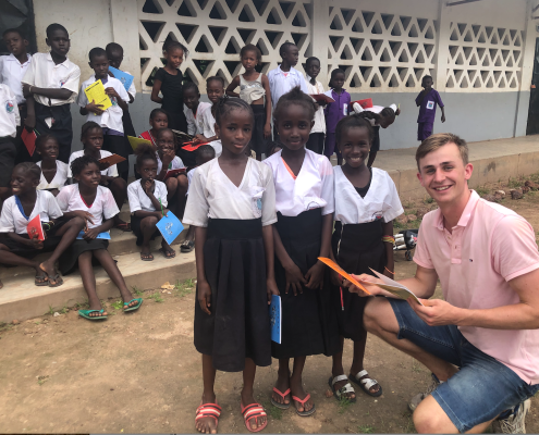 GAmbia uitdelen schoolspullen