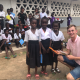 GAmbia uitdelen schoolspullen