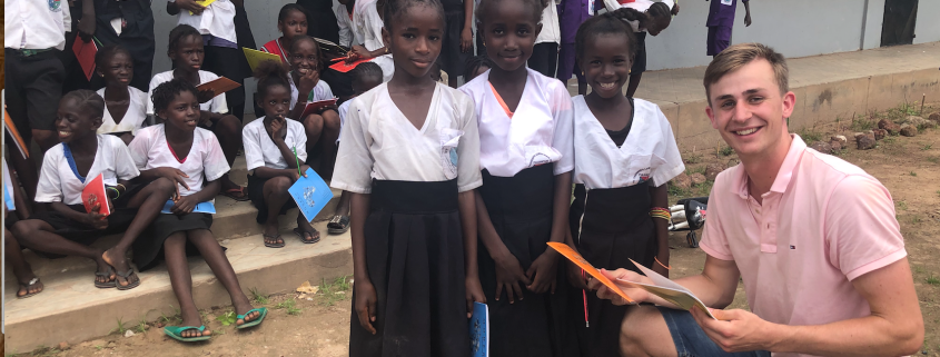 GAmbia uitdelen schoolspullen