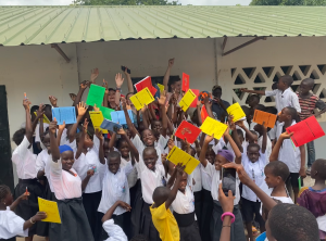 HKWF uitdelen schriften en potloden