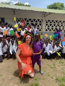 Door een donatie hebben deze kinderen schoolmaterialen zodat ze naar school kunnen.