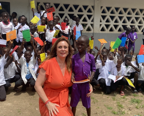 Door een donatie hebben deze kinderen schoolmaterialen zodat ze naar school kunnen.